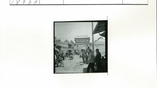 传统城门前的繁华街景.jpg