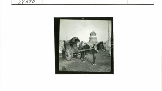 传统塔旁的双人马车.jpg