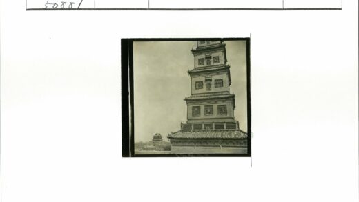 传统多层华丽装饰塔城市景观.jpg