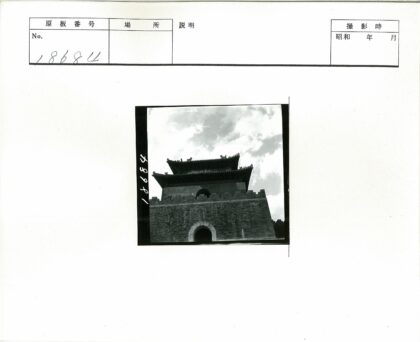 传统多层塔楼拱门黑白照.jpg