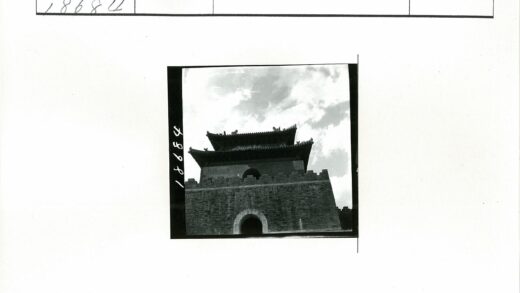传统多层塔楼拱门黑白照.jpg