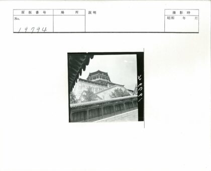传统多层宝塔与古建筑群景观.jpg