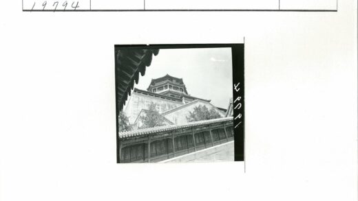传统多层宝塔与古建筑群景观.jpg