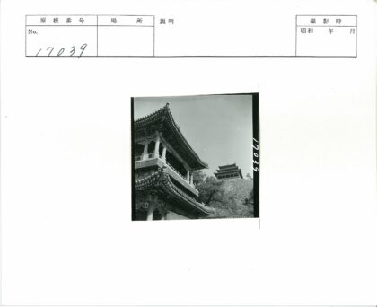 传统多层宝塔与自然景观.jpg