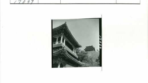 传统多层宝塔与自然景观.jpg
