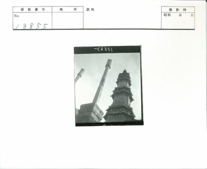 传统多层宝塔与雕刻木柱.jpg