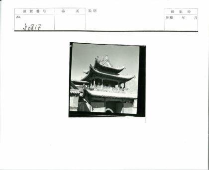 传统多层宝塔建筑与远山.jpg