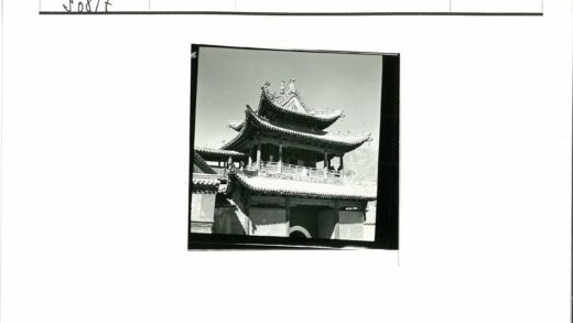 传统多层宝塔建筑与远山.jpg