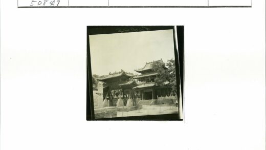 传统多层宝塔建筑雕刻屋顶.jpg