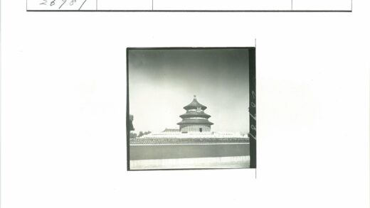 传统多层宝塔晴空远树景.jpg
