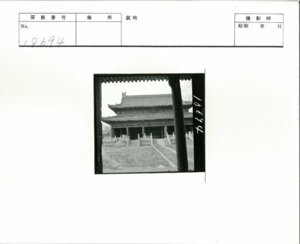 传统多层建筑与庭院远山景.jpg