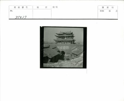传统多层建筑与瓦顶晴空山景.jpg