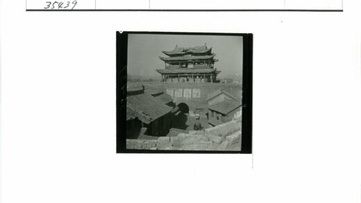 传统多层建筑与瓦顶晴空山景.jpg