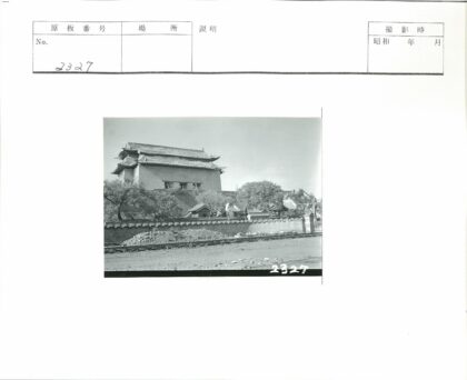 传统多层建筑与砖墙铁轨.jpg