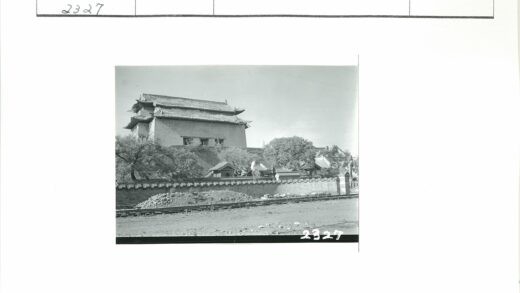 传统多层建筑与砖墙铁轨.jpg