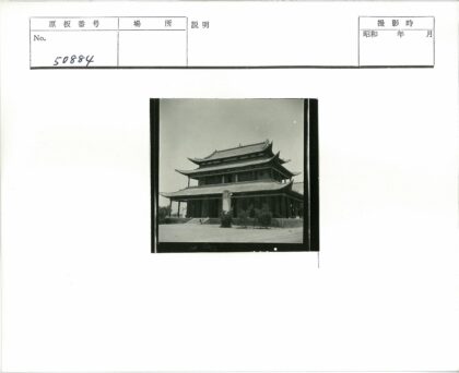 传统多层建筑与自然景观.jpg