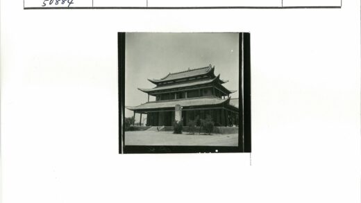 传统多层建筑与自然景观.jpg