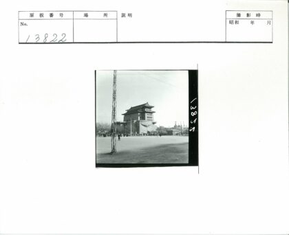 传统多层建筑与金属结构景观.jpg