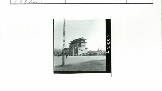 传统多层建筑与金属结构景观.jpg