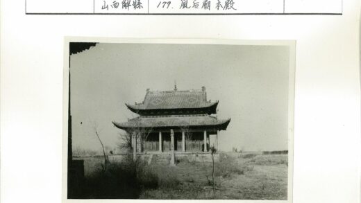 传统多层建筑华丽屋檐晴空景观.jpg