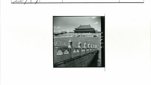 传统多层建筑华丽屋顶与石阶景观.jpg