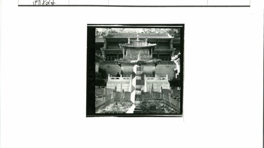 传统多层建筑庭院石碑景观.jpg