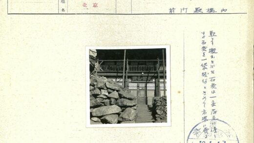 传统多层建筑木窗设计与石阶入口.jpg