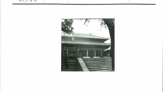 传统多层建筑瓦顶木结构楼梯.jpg
