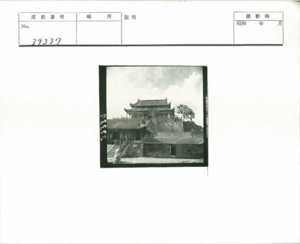 传统多层建筑瓦顶楼梯入口.jpg
