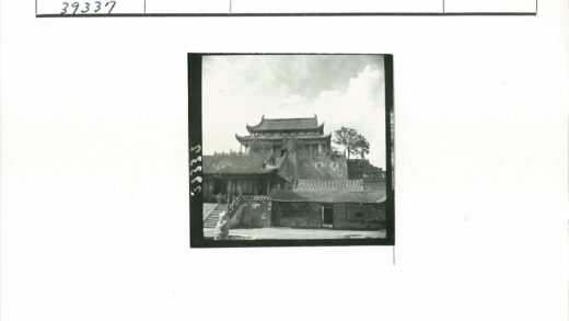 传统多层建筑瓦顶楼梯入口.jpg