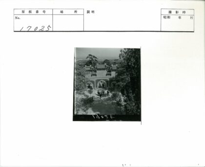 传统多拱建筑与山谷风光.jpg