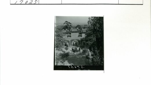 传统多拱建筑与山谷风光.jpg