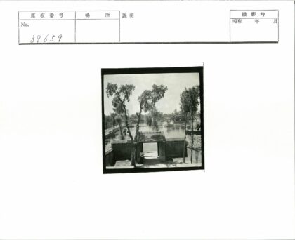 传统大门下静立观亭水景.jpg