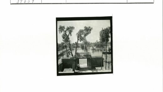 传统大门下静立观亭水景.jpg