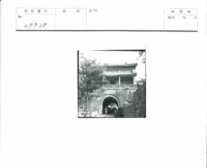 传统大门与二层楼建筑景观.jpg