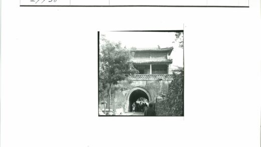 传统大门与二层楼建筑景观.jpg
