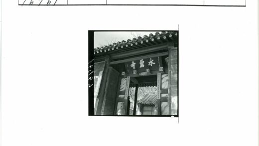 传统大门与瓦顶建筑景观.jpg