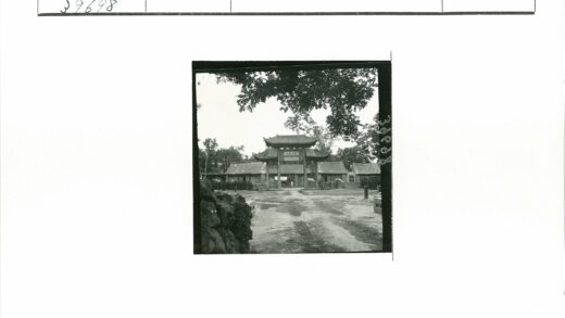 传统大门与自然景观.jpg