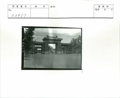 传统大门与行人自行车景观.jpg