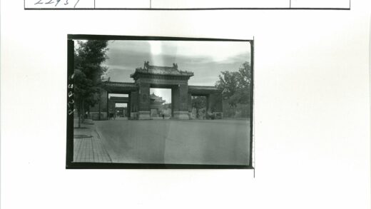 传统大门与行人自行车景观.jpg