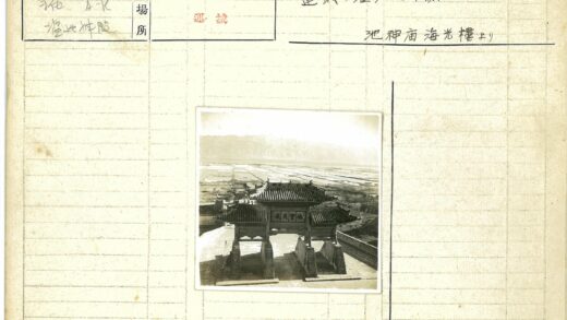 传统大门俯瞰田野远山.jpg
