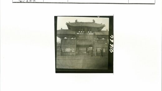 传统大门前人流如织.jpg