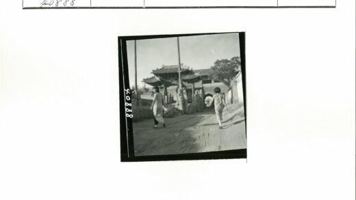 传统大门前的乡村女性漫步.jpg