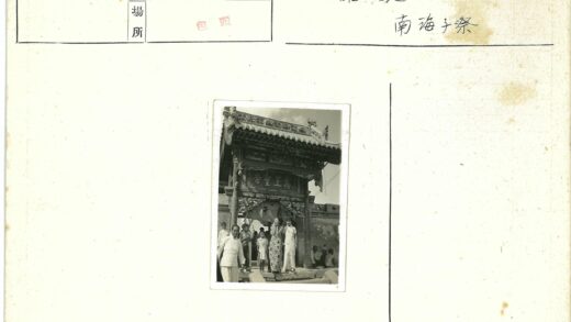 传统大门前的人群聚集.jpg
