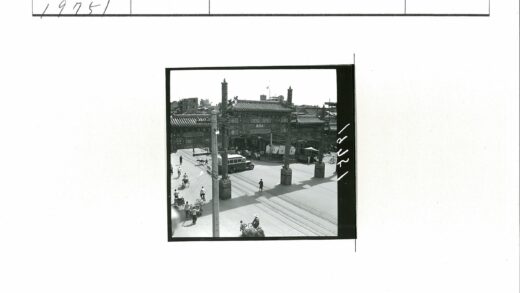传统大门前繁忙交通景象.jpg