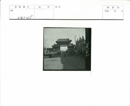传统大门前繁忙街景与行人.jpg