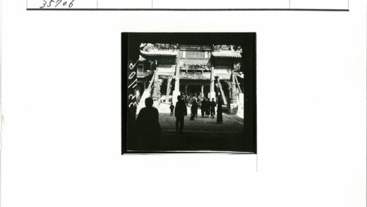 传统大门剪影行人.jpg