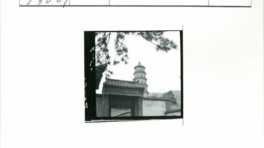 传统大门后的宝塔与树景.jpg