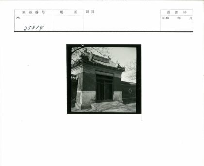 传统大门建筑细节与冬景.jpg