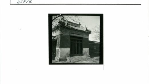 传统大门建筑细节与冬景.jpg